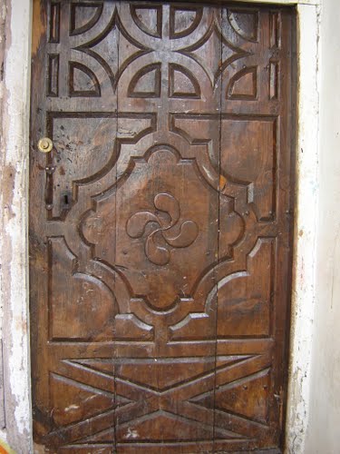 Puerta con símbolo celta