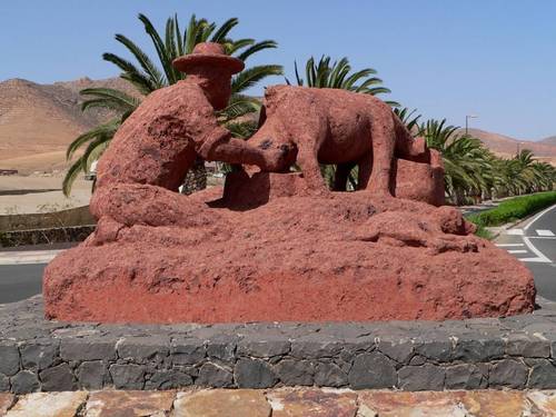 Espagne, le de Fuerteventura, monument sur un rond point, la traite des chvres !