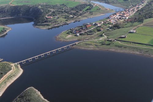 Vista aérea de Losacino y puente a Vide de Alba sobre el embalse de Ricobayo