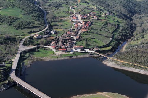 Vista aérea de Vide de Alba y un ramal del embalse de Ricobayo