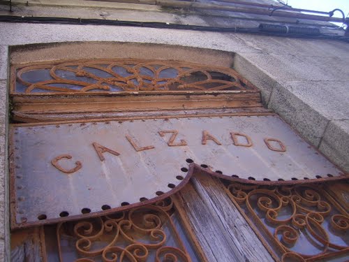 Porta modernista,A Cañiza.