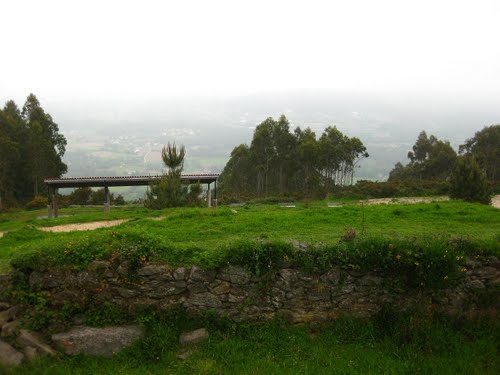 Vista, con néboa, dende as ruínas da capela do miradoiro de Santa Marta