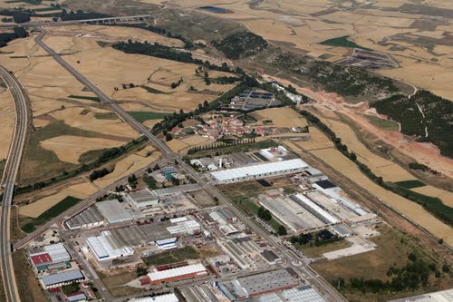 Vista aérea del pueblo de Villalonquéjar y parte oeste de su polígono industrial