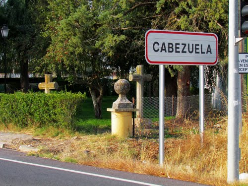 Plintos de caliza con bola (procedente de Valdevacas e instalados en Cabezuela), Cabezuela. Segovia.