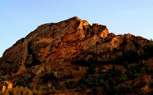 Sun-baked sandstone crag in Pila Regional Park