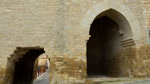Erla (Zaragoza), arcos junto a la iglesia.