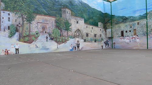 Grande y precioso mural en la plaza del ayuntamiento de Añón de Moncayo (Zaragoza).