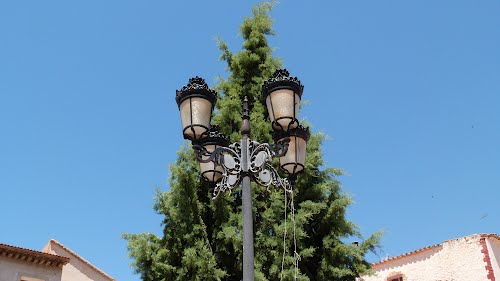 Bonita farola en la plaza Mayor de Serón de Nágima (Soria).