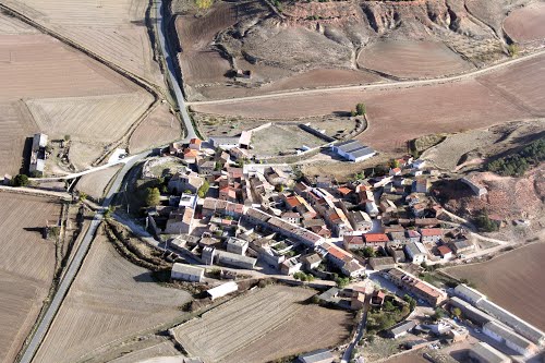 Vista aérea de Belbimbre y las ruinas de su castillo