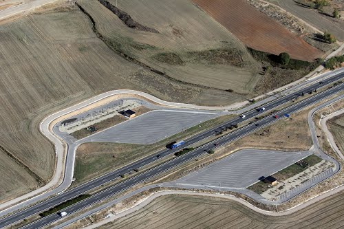 Vista aérea de un área de descanso en la autovía Valladolid-Burgos, en Villaldemiro