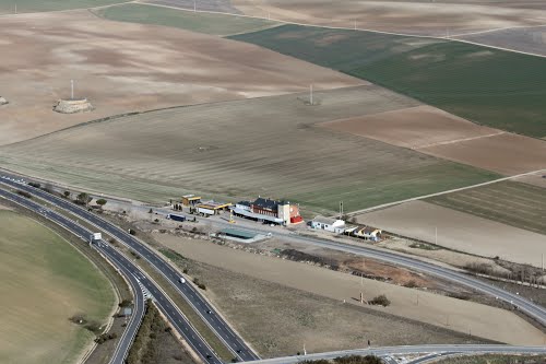 Vista aérea del area de servicio de Vega de Valdetronco en la A-6