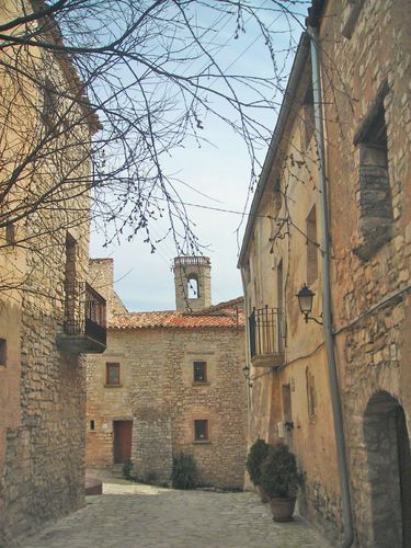 Montfalcó Murallat, plaça i campanar de Sant Pere al fons RI-51-0006415