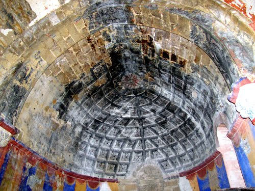 Vesolla, abside cubierto por boveda de horno.JPG