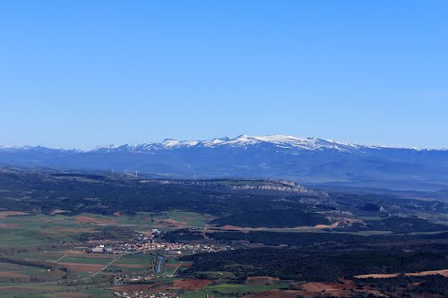 Vista aérea de la Peña de Albacastro y la montaña palentina