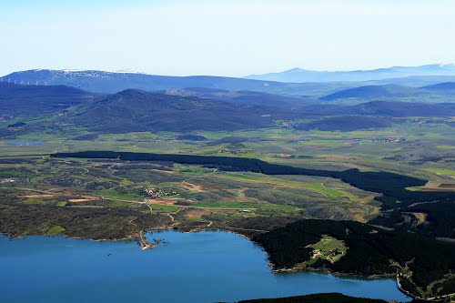 Vista aérea de Corvio y del embalse de Aguilar de Campoo