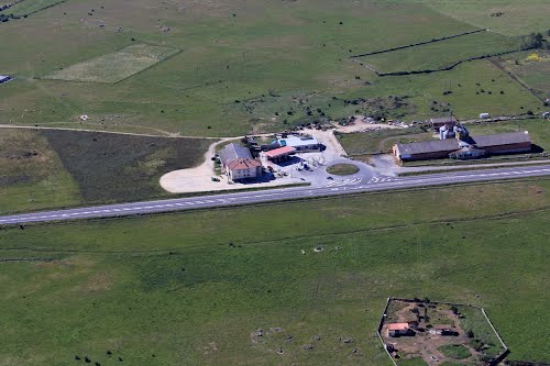 Vista aérea de una estación de servicio en Torrecaballeros