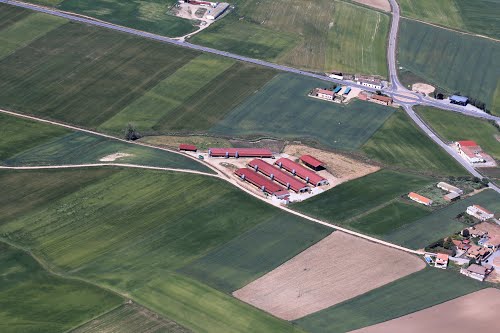 Vista aérea de una granja en Pinillos de Polendos