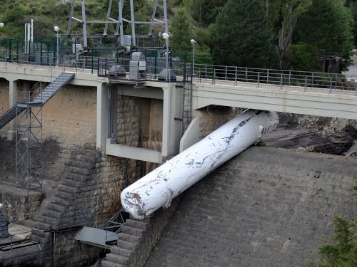Depósito de propano arrastrado por el río desde Sesué (ver comentario)