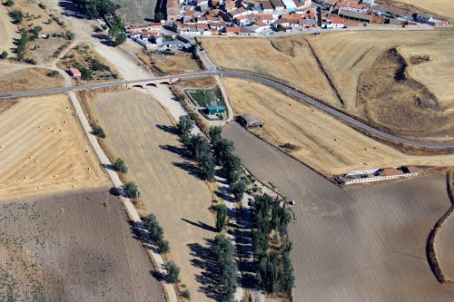 Vista aérea de Castrejón de Trabancos y el cauce seco del río Trabancos