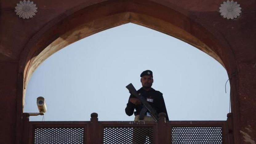 パキスタン：人権侵害を行う警察の精査を