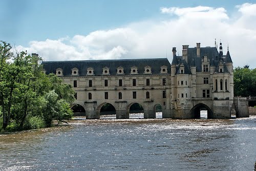 Chateau Chenonceau over the River Cher  謝爾河上的舍農索堡