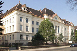 Pohled a hlavní budovu Fakulty stavební v Brně