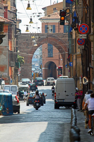 Dall'antica _Strata Maior_ (Strada Maggiore) alla via _Aemilia_  (oggi via Mazzini) attraverso Porta Maggiore
