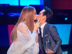 El beso de Marc Anthony y Jennifer López en los Latin GRAMMY