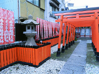 歴史が古い赤手拭神社。社は空襲で焼け、戦後再建された＝大阪市浪速区稲荷２で、松井宏員撮影