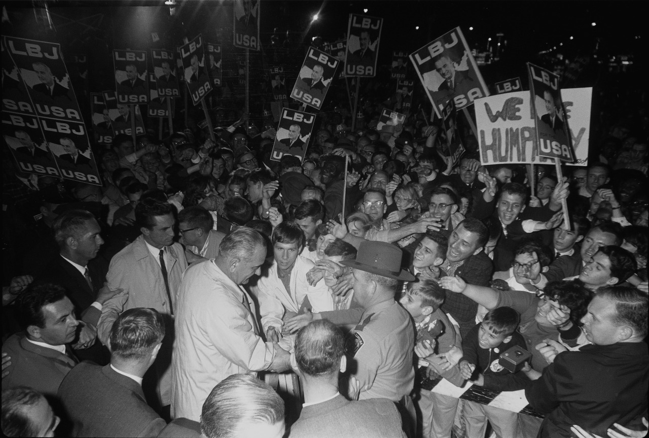 October 26, 1964. Today is a big campaign day for President Johnson, who travels to Orlando, Jacksonville, Macon, Augusta, and Columbia. Columbia, South Carolina is one of the towns where Mrs. Johnson encountered protesters during her Whistle Stop...
