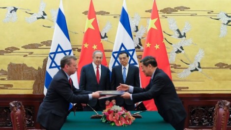 رئيس الوزراء الصيني لي كه كيانغ (الثاني من اليمين) ورئيس الوزراء الإسرائيلي بينيامين نتيناهو (الثاني من اليسار) يحضران مراسم التوقيع على اتفاق في قاعة الشعب الكبرى في بكين، 20 مارس، 2017.  (AFP PHOTO / Lintao Zhang)