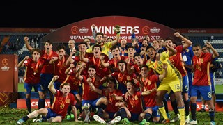 Spain celebrates their victory in the U17 European championship