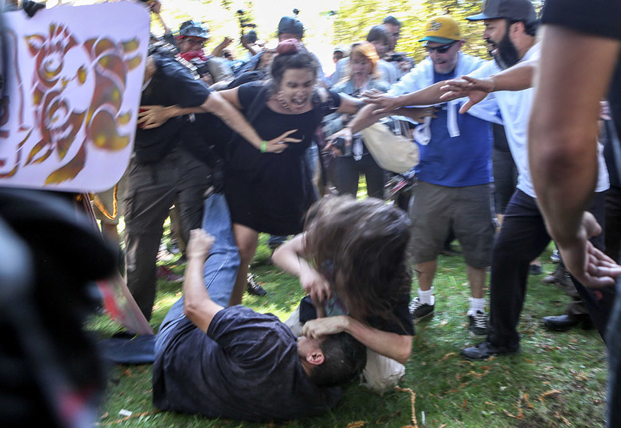 'No to Marxism' rally members and counter-protesters clash on August 27, 2017 at Martin Luther King Jr. Civic Center Park in Berkeley, California. © AFP