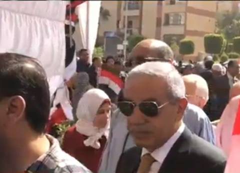 بالفيديو| وزير التجارة يلتزم بالطابور ويصوت بـ"سيزا نبراوي" في التجمع