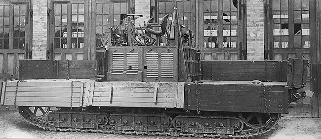 Geländewagen A7V na fábrica com os lados do painel de madeira de carga para baixo