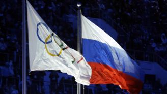Bandera olímpica y rusa ondean durante un evento