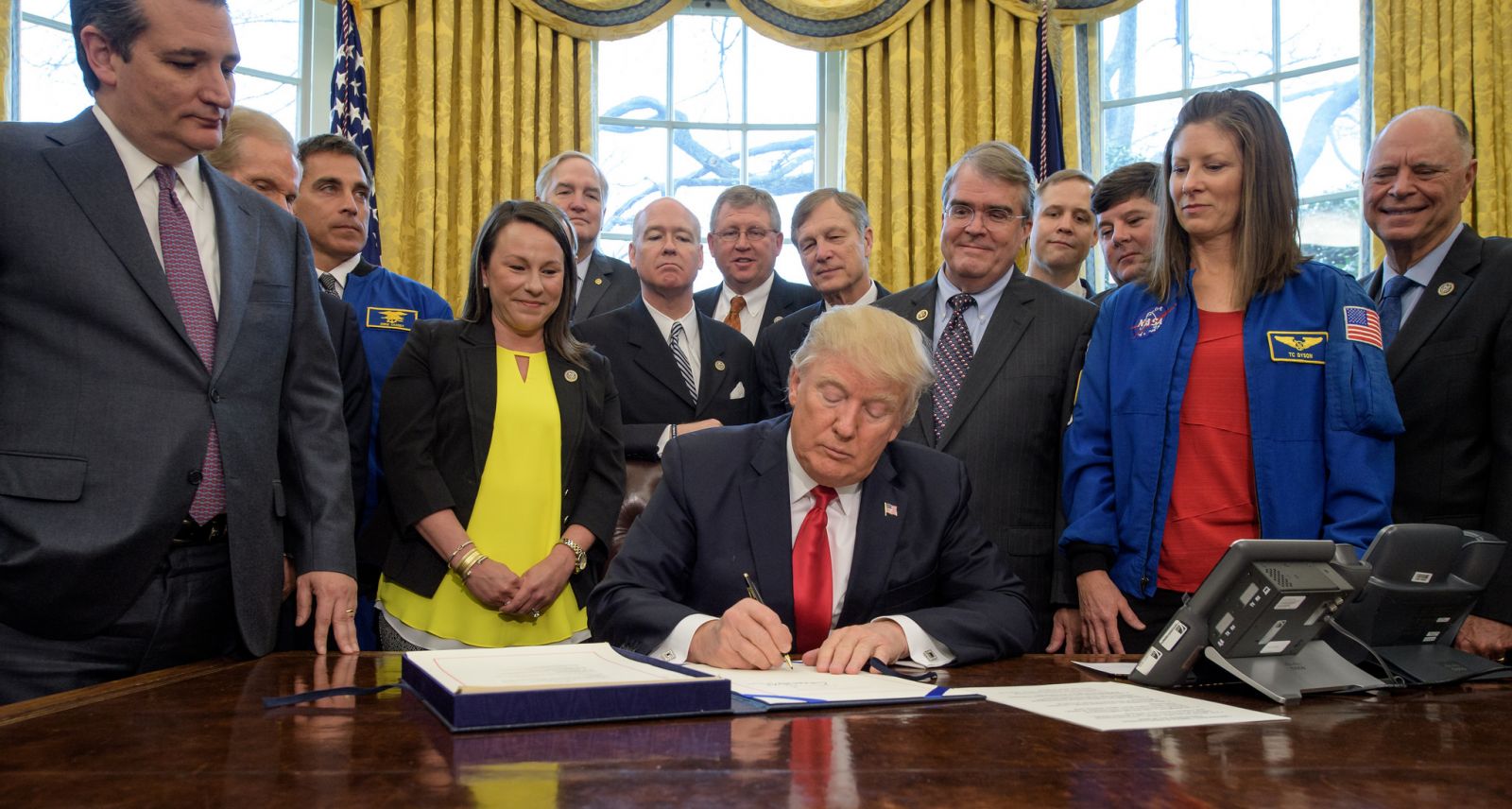 Donald Trump signs the NASA authorization act of 2017