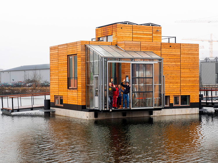 温暖化で海水面が上昇しても安全な、アムステルダム郊外に浮かぶ水上住宅。マルクス・シュミット（52）とイヴォンヌ・ファン・サルク（49）、２人の子どもが３月から暮らし始める＝川上真氏撮影