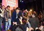 Matteo Renzi tra i suoi sostenitori