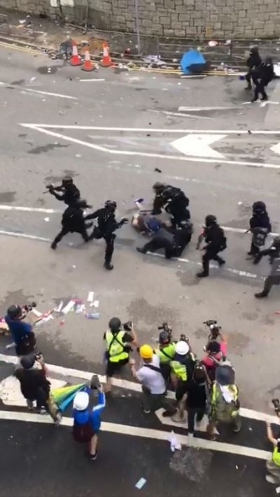 反送中》數十港警持棍圍毆1抗議民眾 影片曝光網友嚇壞