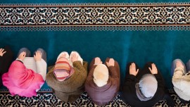 Sechs muslimische Frauen beten in der Sehitlik Moschee in Berlin-Neukölln. Das Foto zeigt sie von oben, aus der Vogelperspektive. (picture alliance/dpa/imageBROKER)