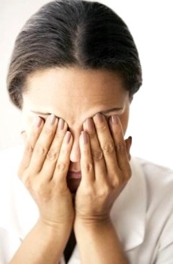 Различные поглаживания, нажимы, вибрация закрытых глаз оказывает благотворное влияние на восстановление кровообращения в глазной зоне