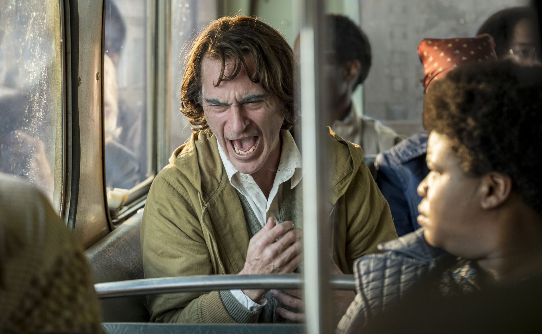 OG INGENTING Å LE AV: Joaquin Phoenix underholder medpassasjerene på bussen i «Joker».
