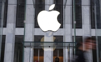 Apple first company to reach $1T