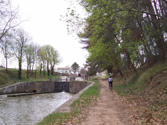 canal_du_midi_lock_bike