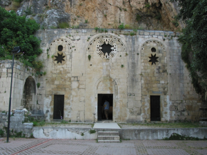 مغارة القديسين بطرس وبولس حيث كان يصلي المسيحيون معهما