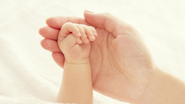 Руки ребенка и матери
