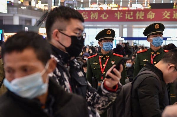 At the Hongqiao Railway Station in Shanghai on Thursday, police officers and passengers wore masks to guard against infection.