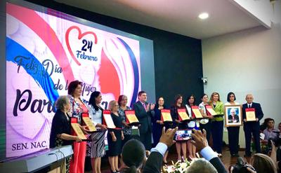駐巴拉圭周麟大使夫婦應邀參加巴國會參議院舉辦的巴國婦女節傑出教師表揚大會。