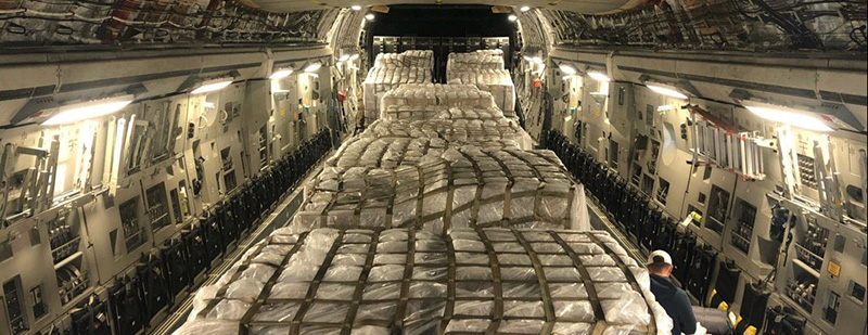 美军从意大利空运50万份新冠检测拭子回国